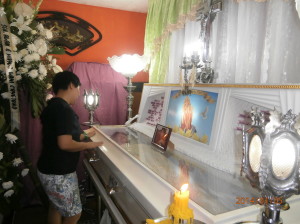 Praying for a Filipino family  who had lost their mom at a young age 
